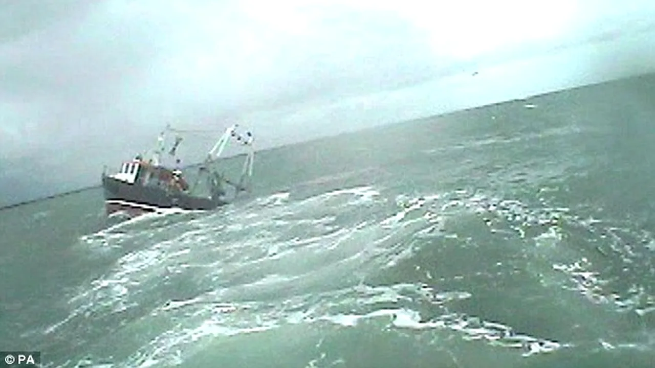 Spectaculoasa operațiune prin care un român și colegii săi pescari au fost salvați de Paza de Coastă britanică, în timp ce nava lor se scufunda