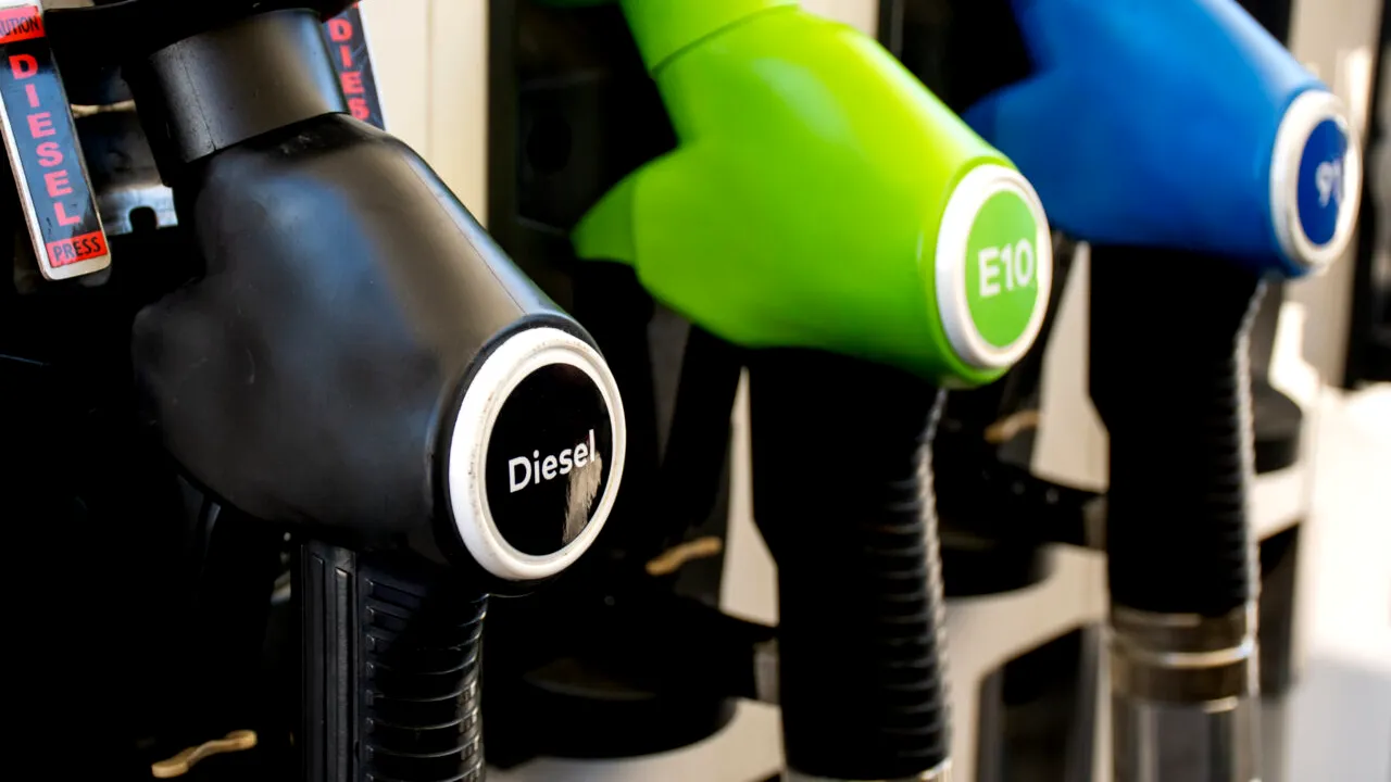 Acciza la carburanți urmează să CREASCĂ. Românii vor plăti mai mult pentru un plin chiar în toiul verii