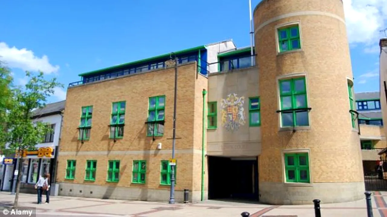 Doi români condamnați la închisoare în Marea Britanie pentru că au golit conturile mai multor pensionari. METODELE 