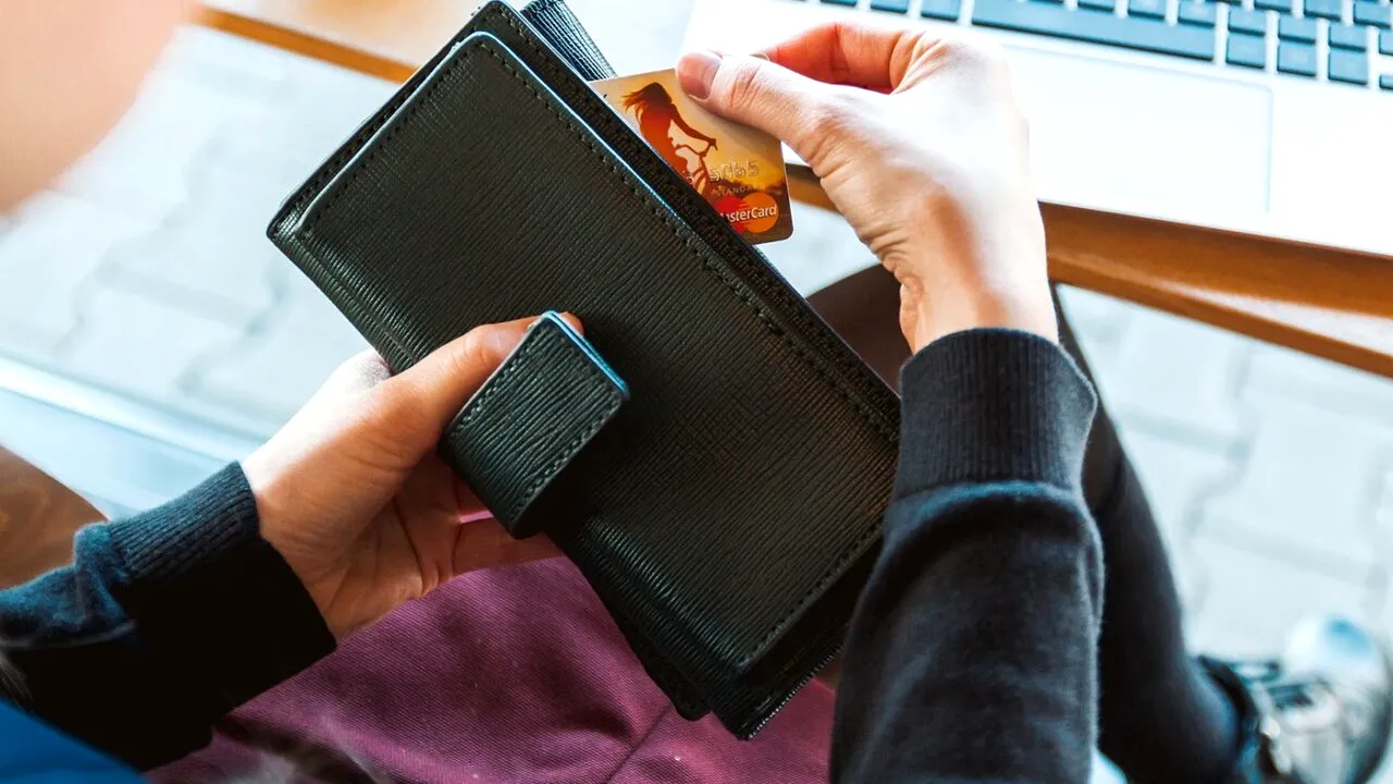 Cum a rămas o profesoară din Vaslui fără toți banii (25.000 de lei) din contul RAIFFEISEN BANK