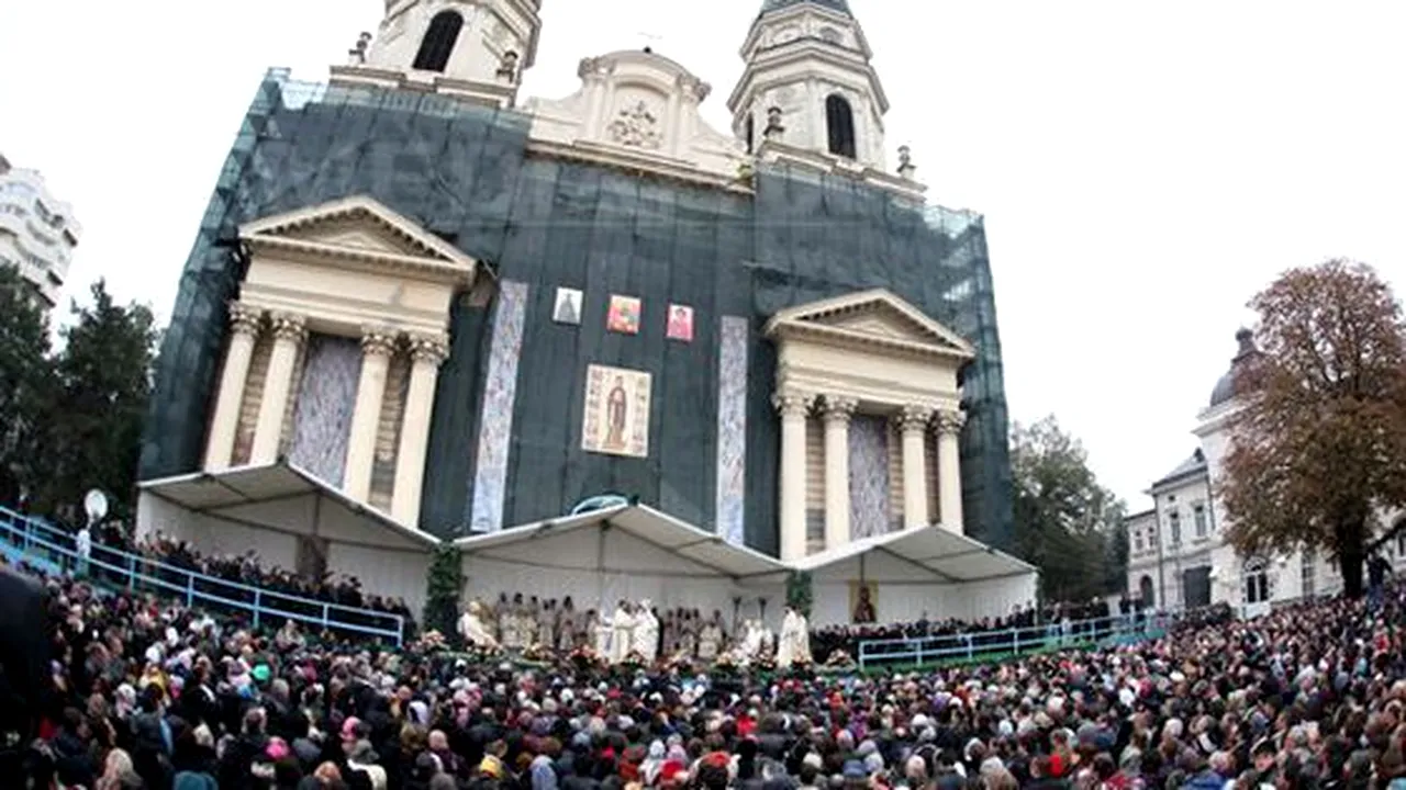 Pelerinii care vin la moaștele Sfintei Parascheva, întâmpinați cu CONTROALE și COVORAȘE DEZINFECTANTE împotriva pestei porcine. De 15 ani, racla e împodobită cu flori de o familie din București