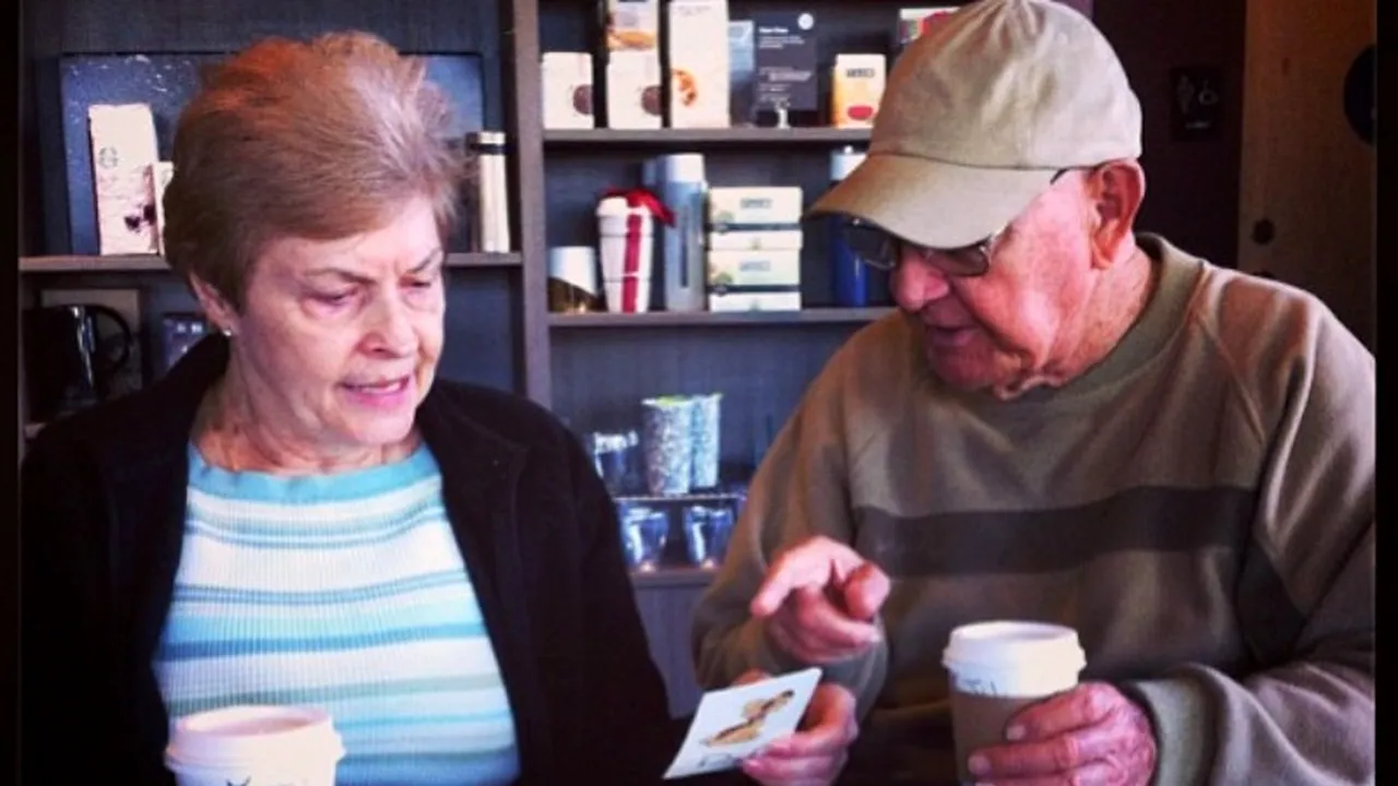 Fotografia săptămânii. Un bărbat își învață partenera amnezică să citească