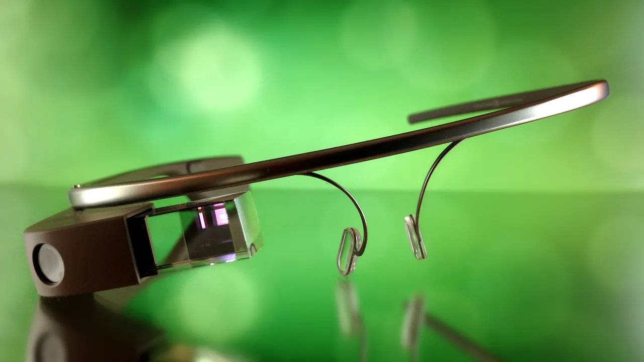Cum a ajuns o versiune nelansată de ochelari Google Glass la amanet
