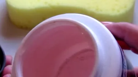 Pune un burete într-un recipient gol, apoi adaugă acetona. Ce urmează este uimitor


