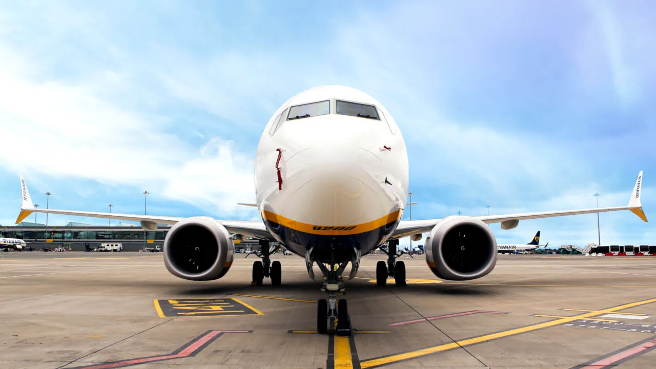 Mai mulți pasageri au fost răniți, în panica provocată de o alertă de INCENDIU la un avion Ryanair. Unii călători au sărit de pe aripa aeronavei