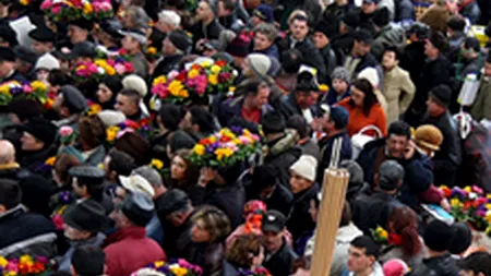 Sute de oameni S-AU CĂLCAT ÎN PICIOARE la deschiderea unui magazin. 