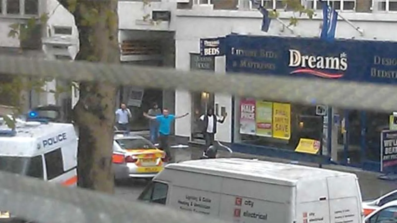 BREAKING NEWS. Bărbatul de 50 de ani care a luat patru ostatici în centrul Londrei a fost arestat. GALERIE FOTO