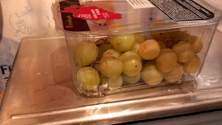 Nereguli descoperite în magazinele LIDL! Câte grame are, de fapt, o caserolă cu 400g de struguri