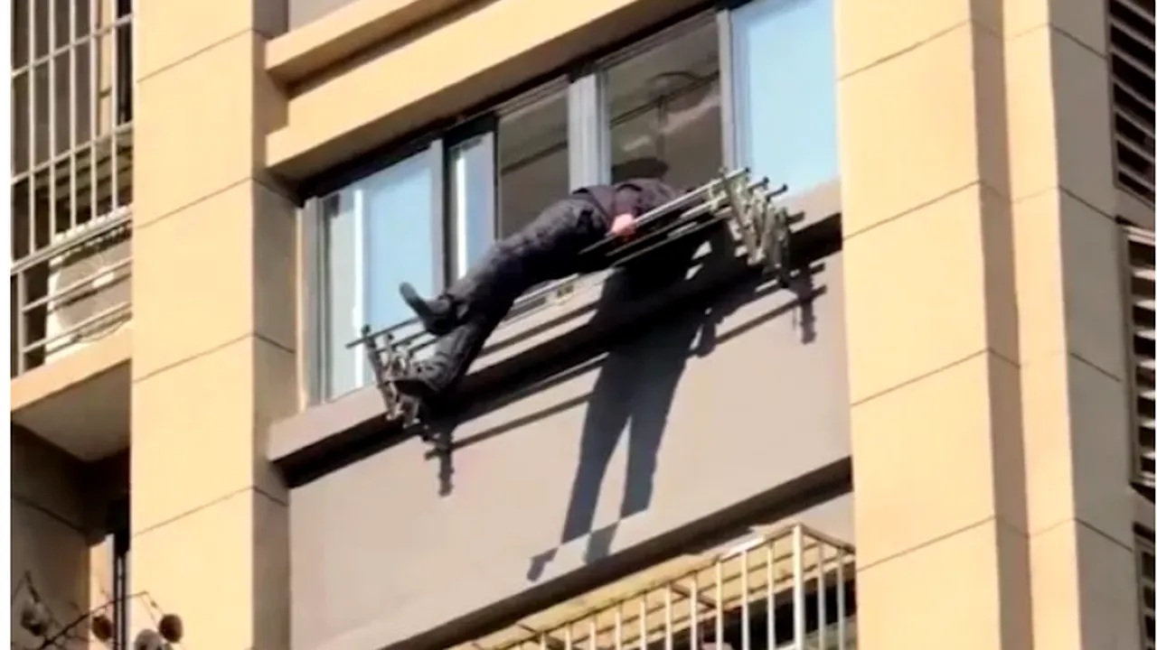 Cum a reușit un chinez de 80 de ani să supraviețuiască unei căderi de la etajul 15 al blocului