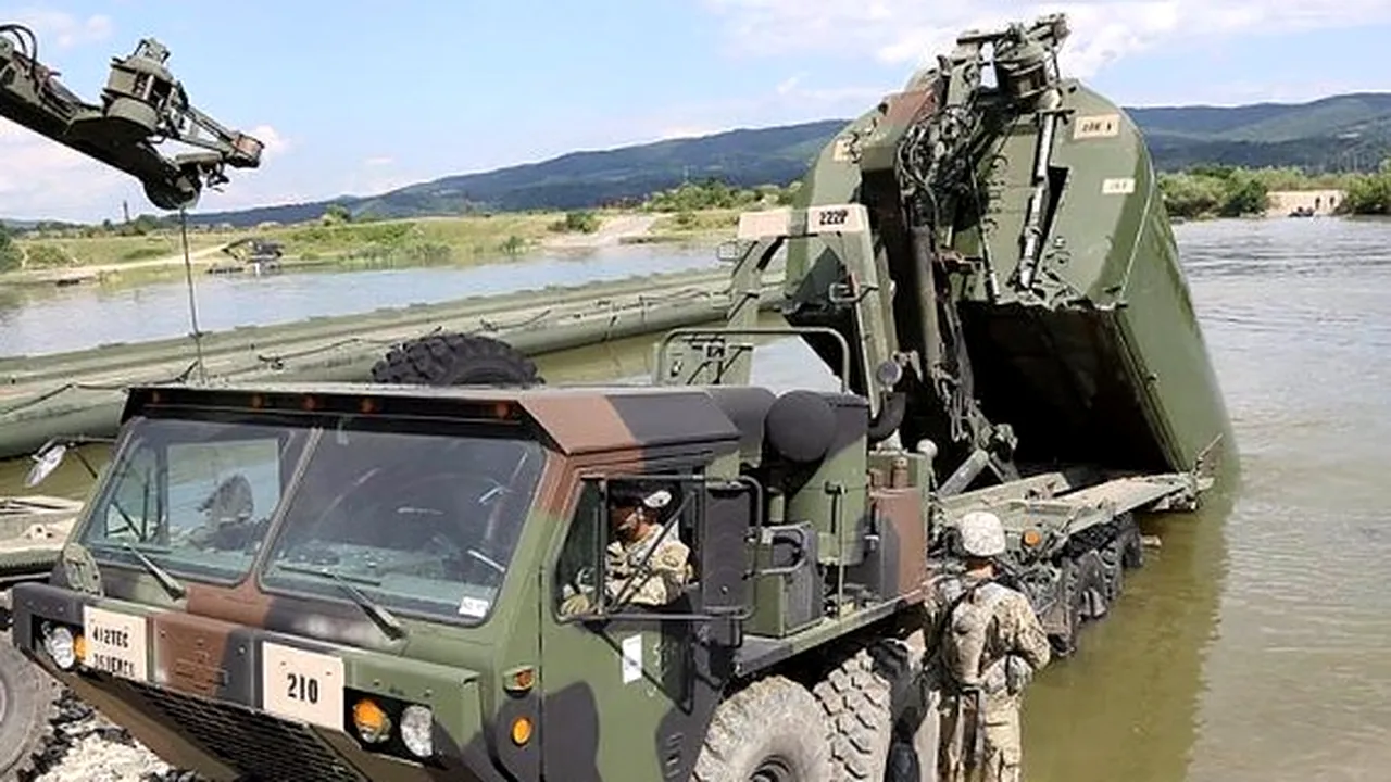 Armata a pierdut un TAB pe fundul Dunării, într-un exercițiu NATO. Ca să-l scoată, trebuie să intervină civilii