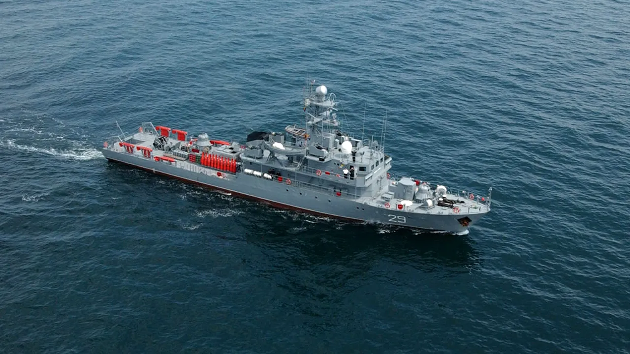 Forţele Navale Române au neutralizat o mină de război care plutea în derivă, la aproximativ 40 de kilometri distanță de portul Constanța. Nava militară, avariată de explozia minei