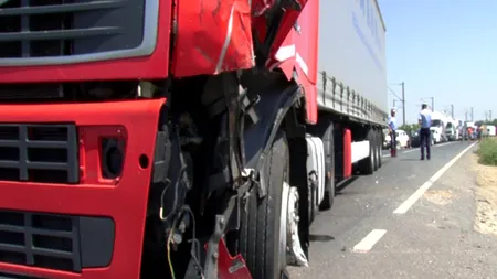 Sfârșit groaznic pentru un bărbat de 76 de ani și nora lui. Au sfârșit sub TIR-ul unui șofer român!