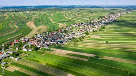 FOTO. Satul în care toți cei 6.000 de locuitori trăiesc pe aceeași stradă