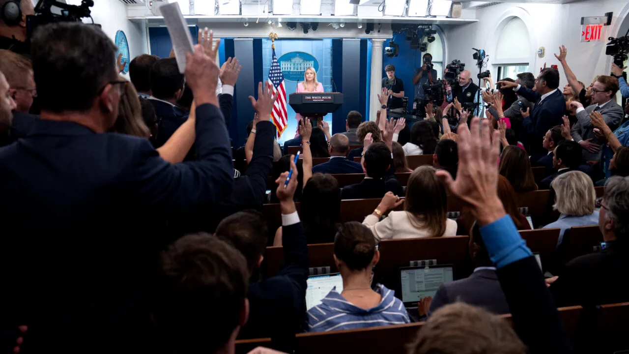 CNN, MSNOW și Politico au dat în judecată administrația Trump, după președintele SUA le-a interzis accesul la Casa Albă. Când ar putea fi organizate primele audieri