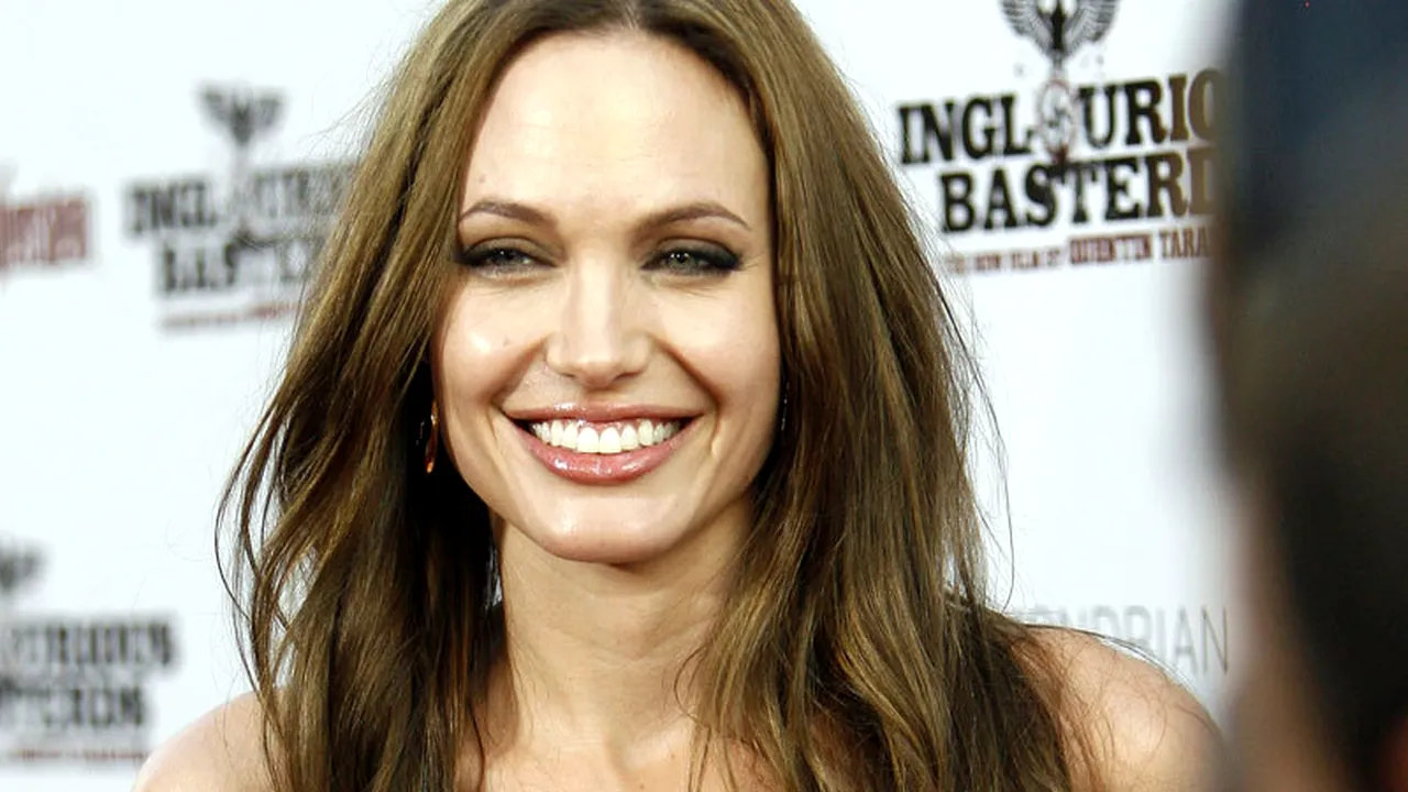 Angelina Jolie și Robert De Niro, noile victime ale piraților cibernetici