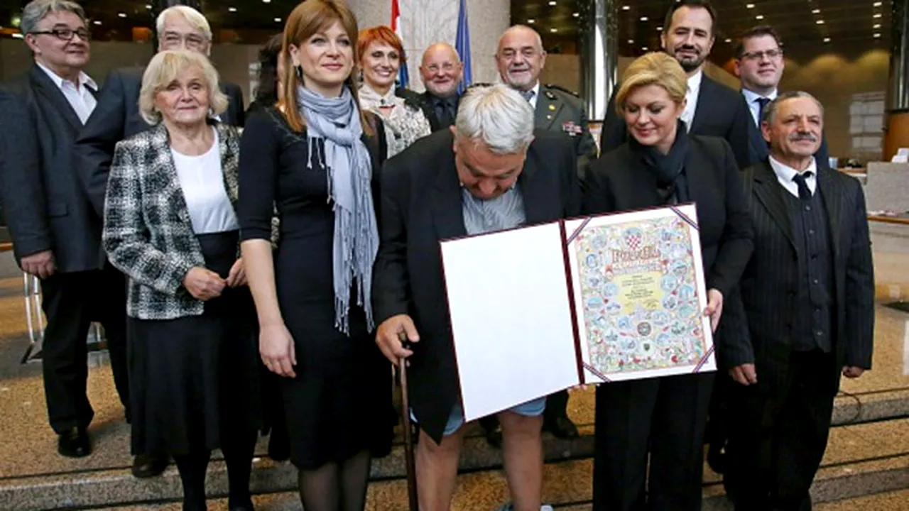 Moment penibil în Croația: reprezentantul unui ONG a rămas în chiloți în fața președintei țării