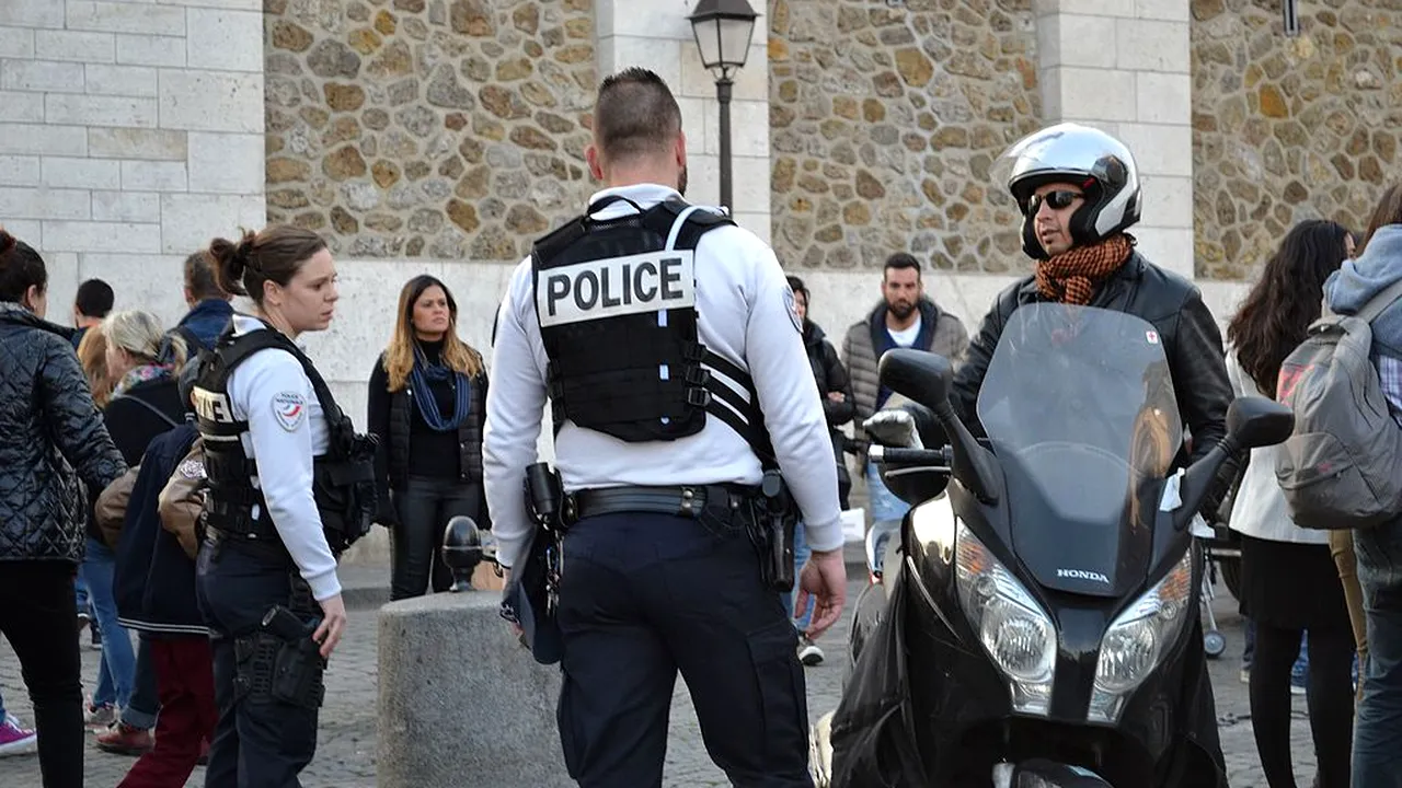 Europa, sub teroarea fricii! Bărbat reținut la Paris în timp ce se plimba prin centru fluturând o macetă deasupra capului! - VIDEO