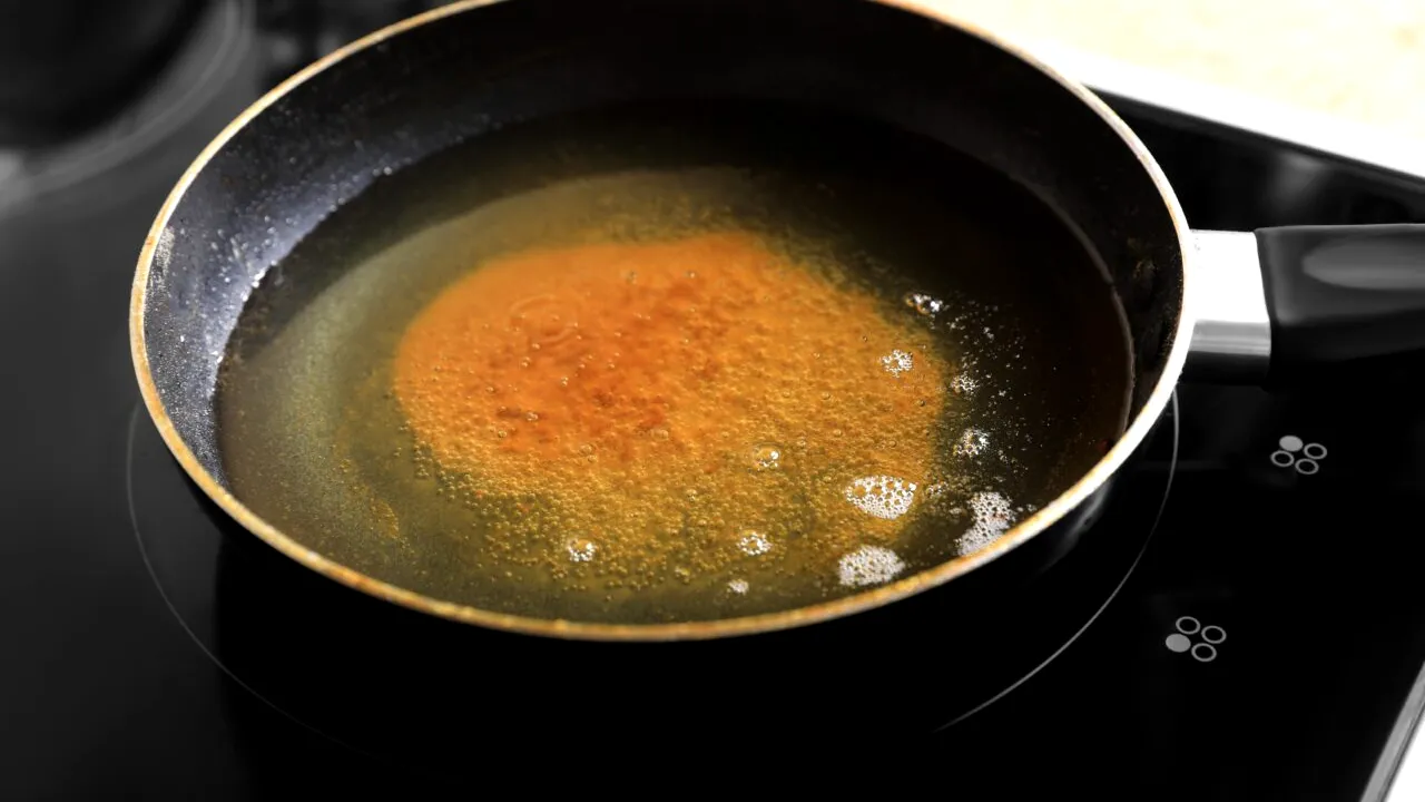 De când s-a scumpit, românii nu mai aruncă uleiul de gătit uzat la canalizare și s-au pus pe RECICLAT. Casnică: Reciclez uleiul în bidoane de 2 litri