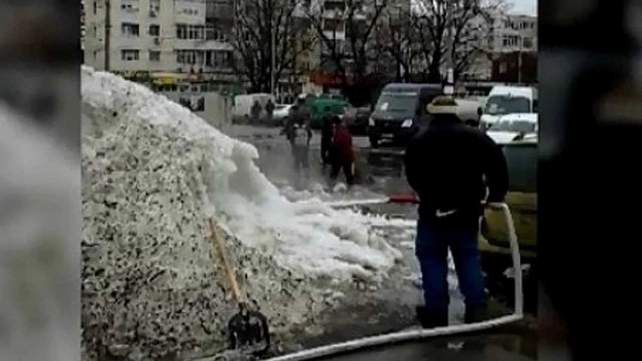 Imaginile zilei. Everestul din Galați: cum au abordat problema angajații primăriei