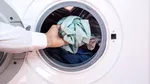 Folosești greșit mașina de spălat: experții dezvăluie articolele vestimentare pe care nu ar trebui să le pui niciodată în ea