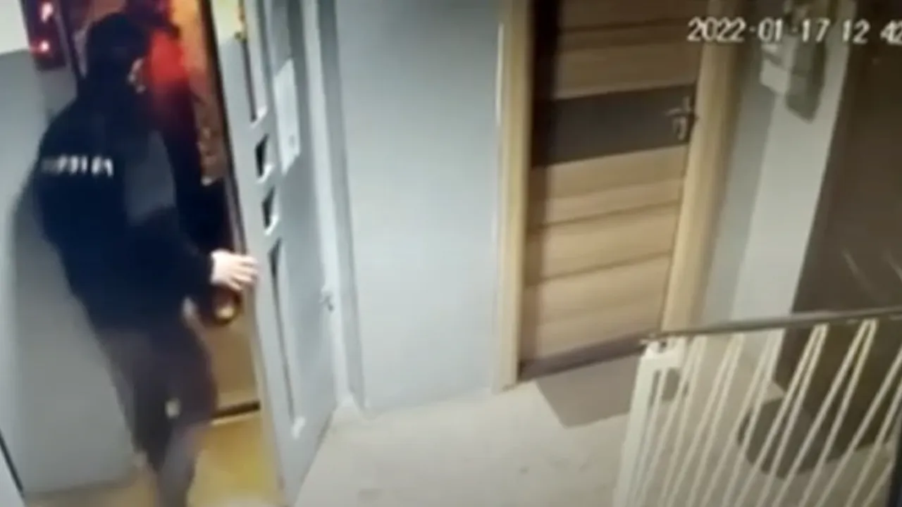 Femeia tâlhărită într-o scară de bloc din București: „Mi-a dat în cap și m-a lovit cu ușa”