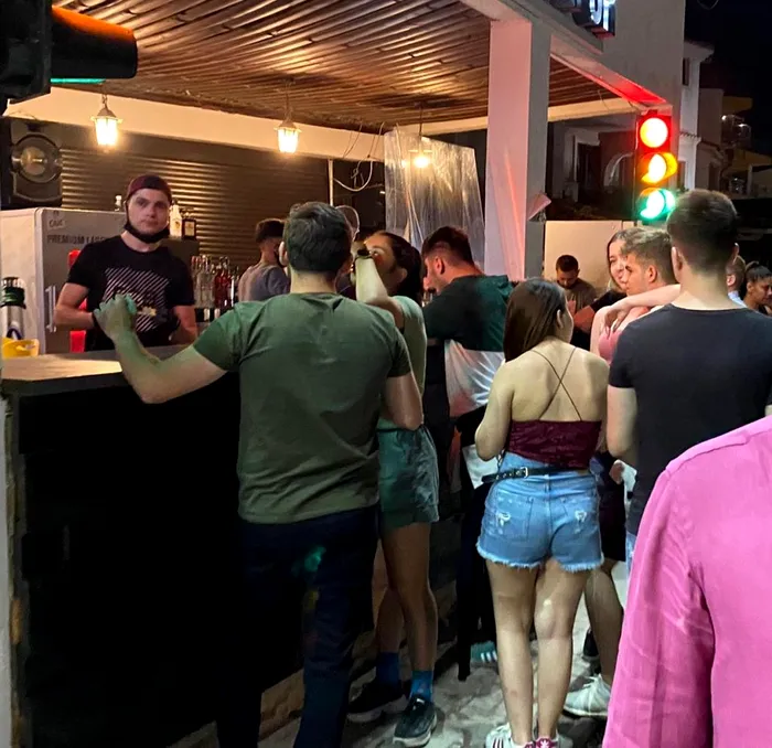 Barman care poartă masca de protecție doar de formă