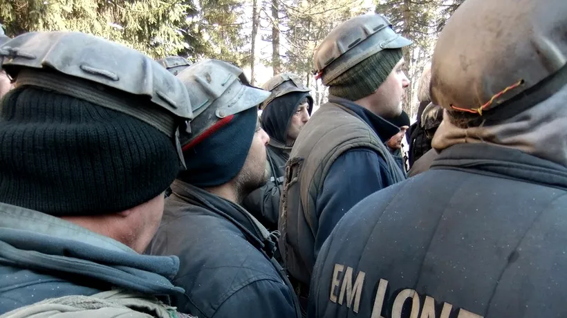 Peste 100 de mineri de la Lonea protestează în fața CEH din Petroșani, cerând demisia conducerii: Vă bateți joc de noi