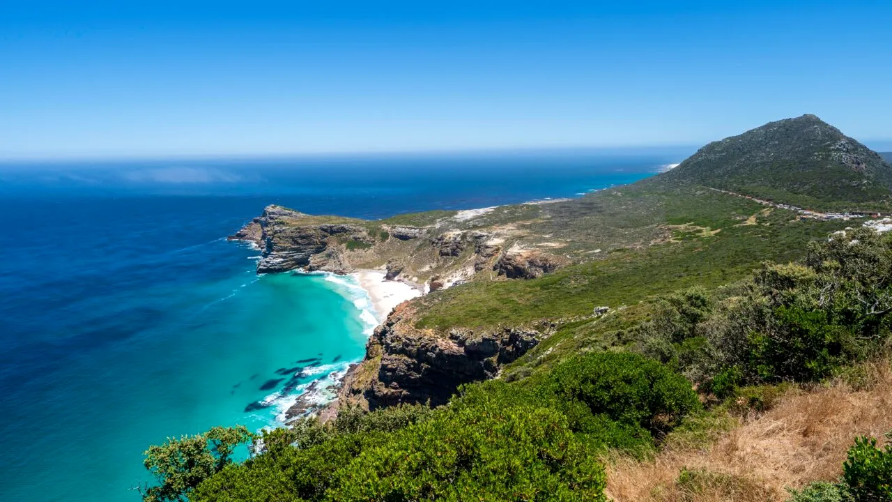 Insula apropiată de România unde se construiește o nouă stațiune cu vegetație luxuriantă. Va fi transformată într-un „magnet” pentru turiști