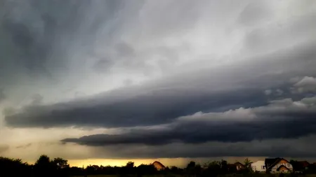 Alertă meteo în VEST. COD ROȘU de FURTUNĂ în Arad, Bihor și Cluj. Vijelii, fulgere și grindină