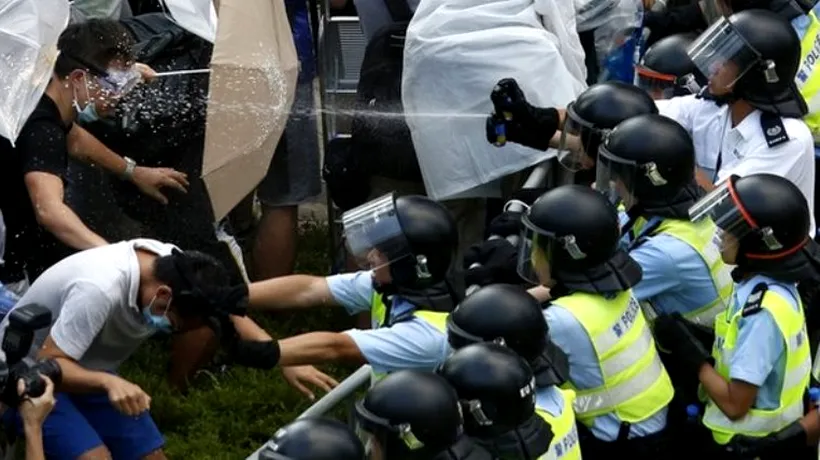 Incidente violente la Hong Kong. Manifestanții pro-democrație au fost îndepărtați cu gaze lacrimogene: cel puțin 4 persoane rănite și 60 arestate
