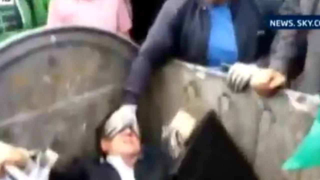 Fenomen în Ucraina: corupții sunt băgați în tomberon. Directorul unui spital din Cernăuți, „aruncat la gunoi