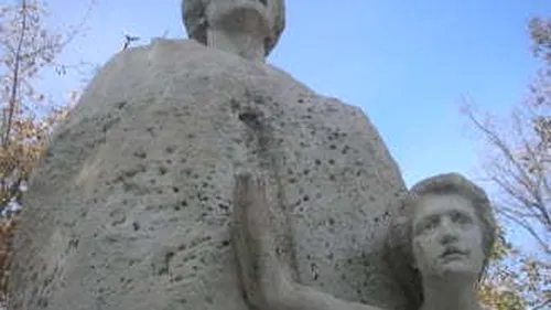 Statuia lui Eminescu din Galați, păzită zi și noapte. Aproape în fiecare an, mâna muzei poetului dispare