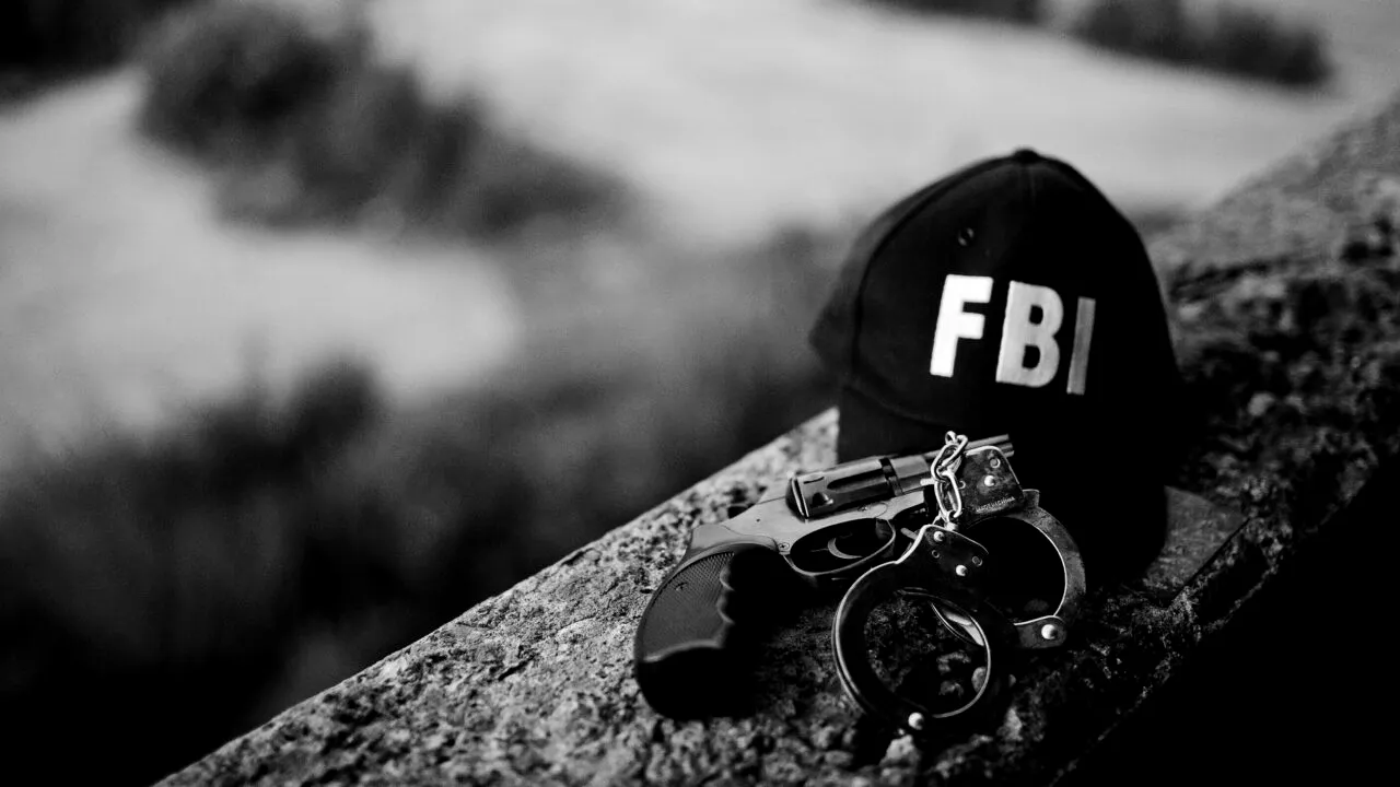 Elev din București, cercetat de FBI pentru acte de terorism. A păcălit mai multe minore din Statele Unite