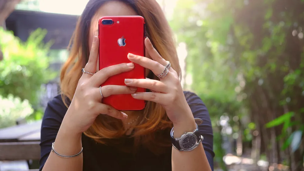 Influența smartphone-ului asupra atenției. De ce nu e bine să ții telefonul mobil în fața ta