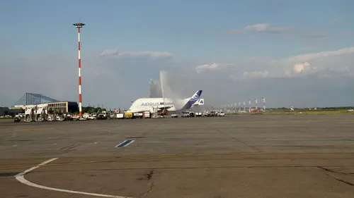 Un Airbus Beluga - avionul cu cel mai mare volum cargo din lume - întâmpinat cu tunuri de apă în România