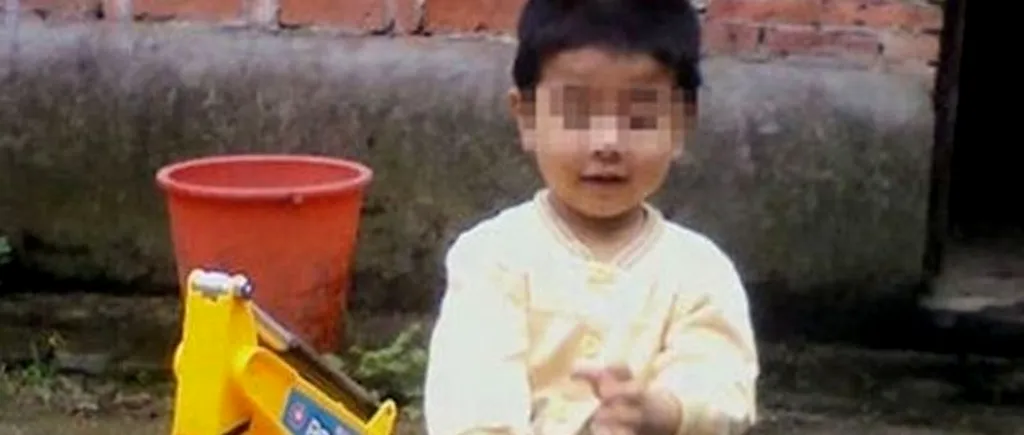 O femeie din China și-a obligat fiul de 4 ani să bea benzină, apoi i-a dat foc