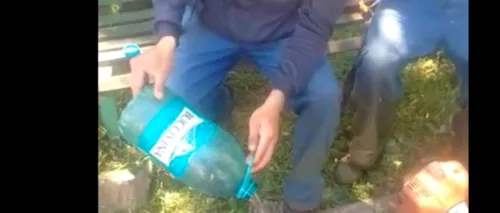 Imagini virale cu un muncitor nepalez învățat de un coleg de muncă să fure de la serviciu: „little benzin, no problem”