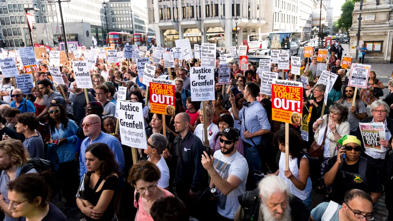 Theresa May, încercări disperate să potolească furia publică, stârnită în urma incendiului din Londra
