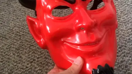 O femeie cu mască de diavol terorizează un orășel britanic. Agresoarea misterioasă toarnă acid pe mașini și pune materiale pornografice în cutiile poștale