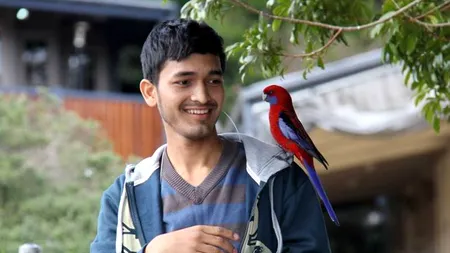 În doar câteva minute, a salvat viața a 55 de copii orfani. Cum a devenit un băiat de 19 ani eroul din Nepal