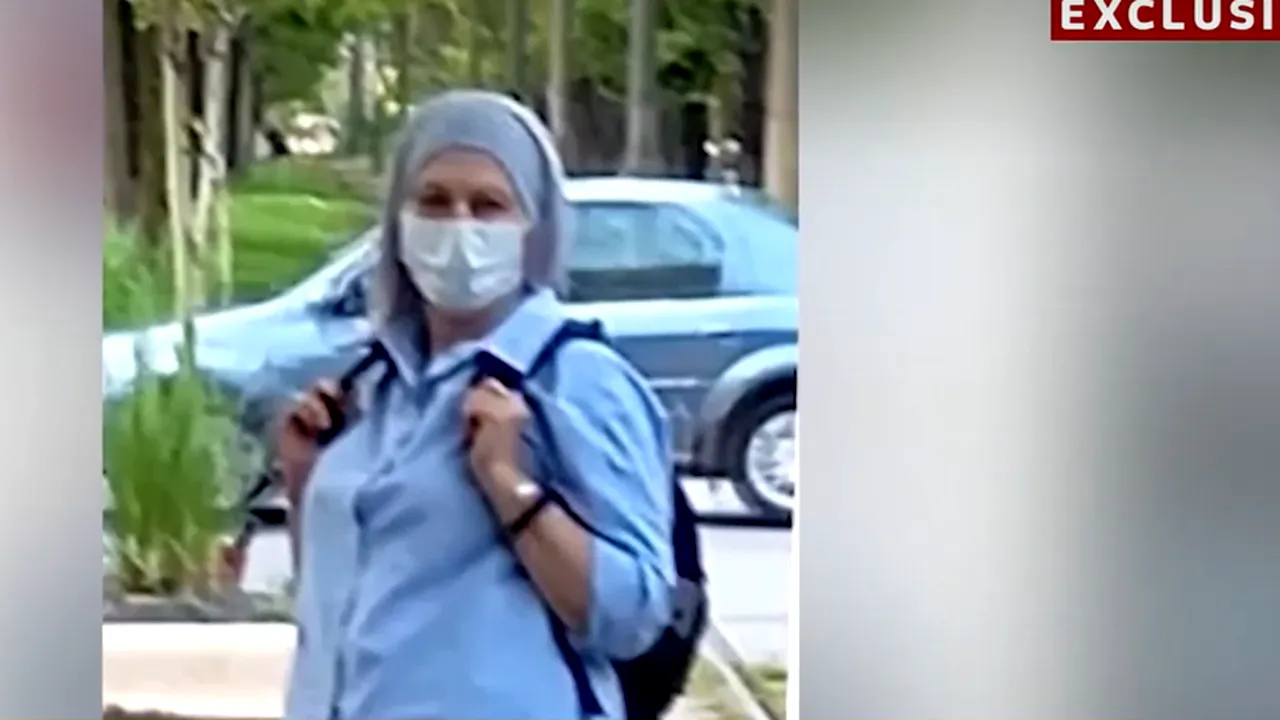 Fiul femeii, suspectate că ar fi încercat să arunce o persoană pe șinele de tramvai, susține că mama sa e victima unui 