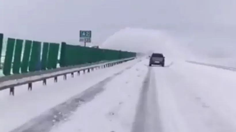 „Deszăpezim româneşte...” | Utilaj de deszăpezire filmat cum aruncă zăpada de pe un sens pe altul VIDEO