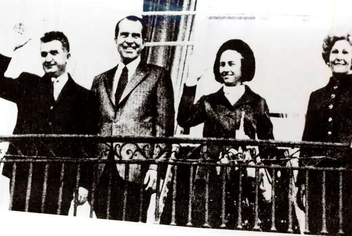 Din balconul Casei Albe, Nicolae Ceauşescu şi Richard Nixon salută asistenţa din marele parc al reşedinţei guvernamentale. (26 oct.1970)