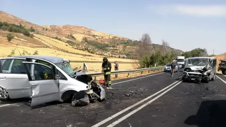 Nouă muncitori români, răniți într-un accident produs în Sicilia. O studentă italiancă a murit după ce a intrat cu mașina în microbuzul în care se aflau