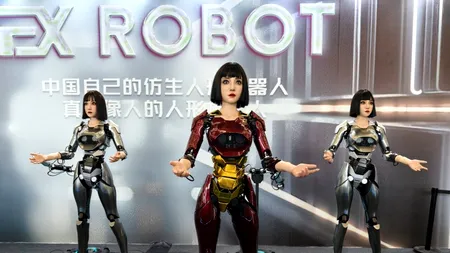 China comunistă face expoziție cu ROBOȚI umanoizi. Profesor:„Putem să proiectăm cea mai complicată mașinărie creată vreodată, copiată după om”