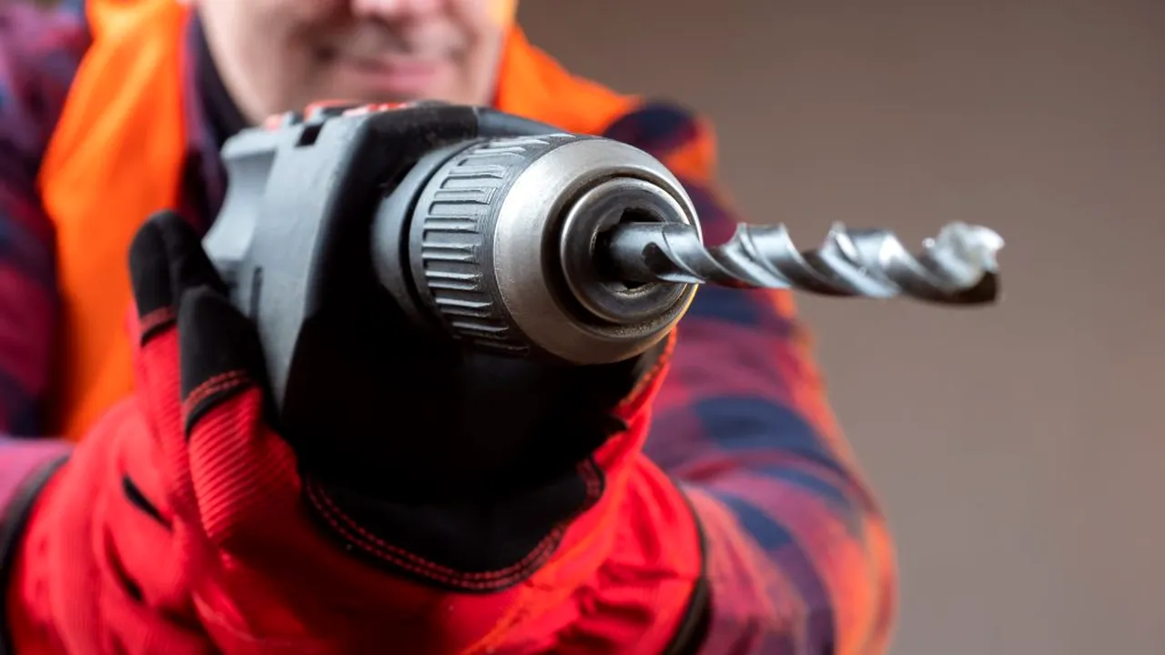 Ce amendă ar putea primi cei care dau găuri cu bormașina la ore nepotrivite