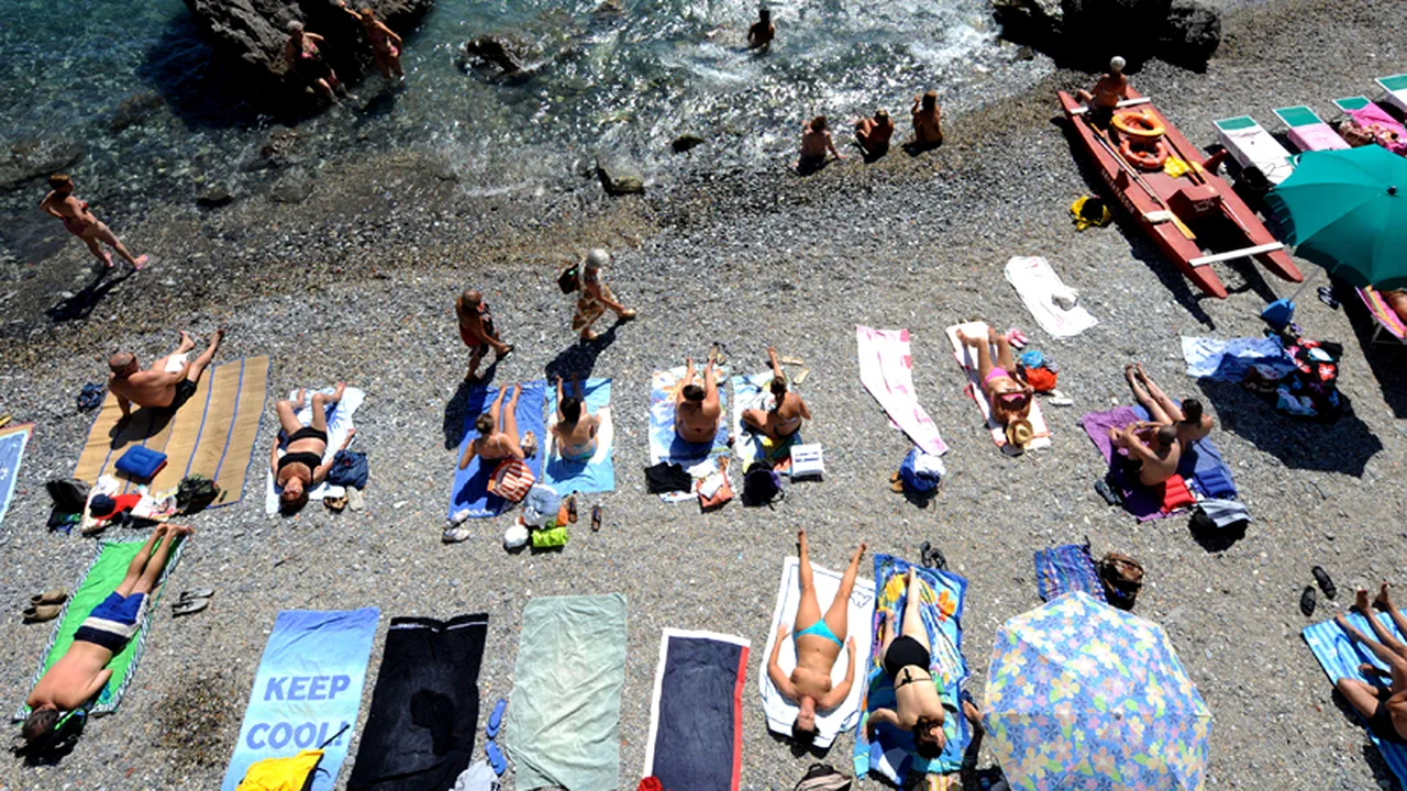 40% dintre femeile britanice de până la 30 de ani au aventuri de o noapte în vacanța de vară