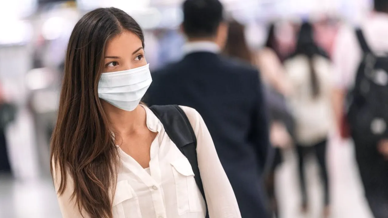 Masca de protecție reduce riscul de dezvoltare a unei forme severe de COVID-19. Care este explicația