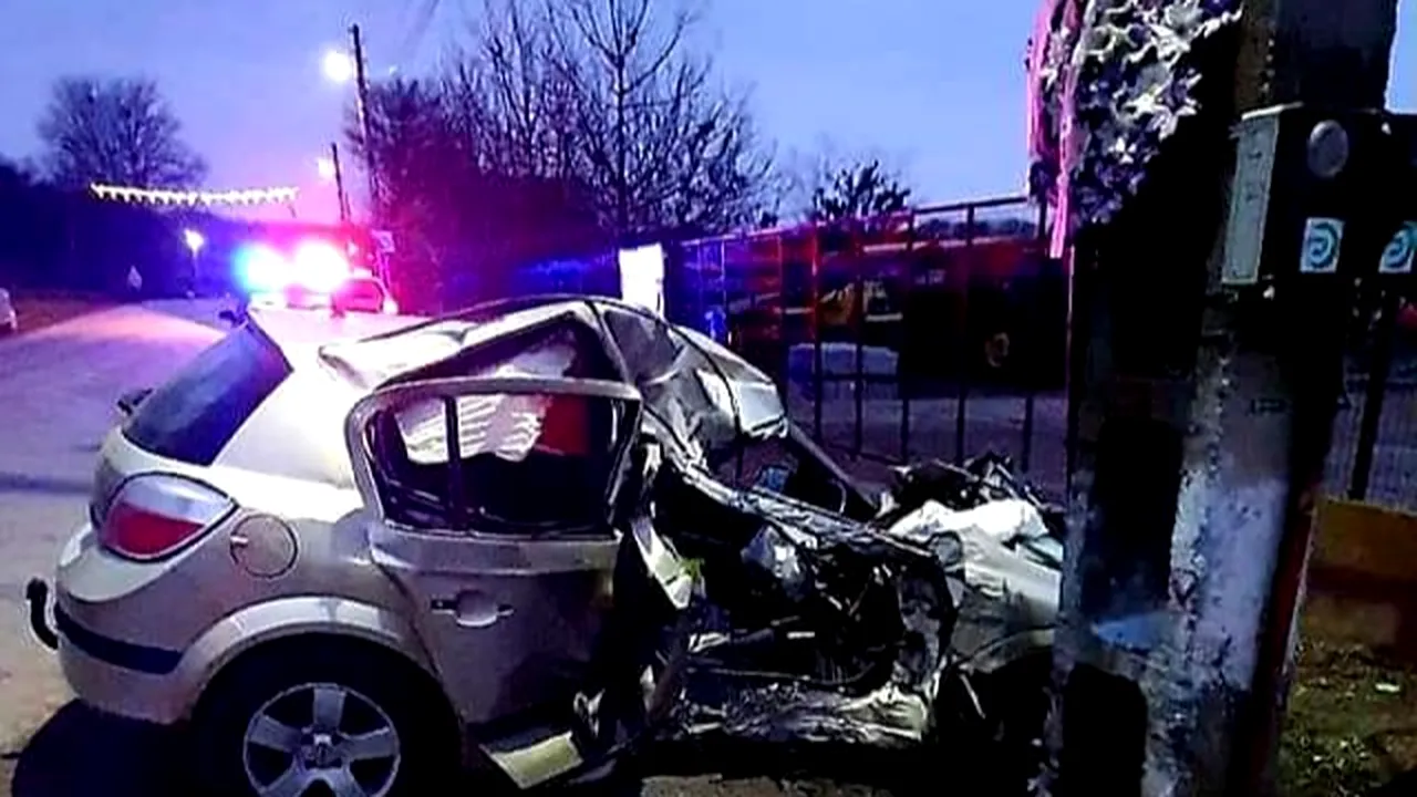 Accident grav în Teleorman! Un tânăr a scăpat ca prin minune! Mașina în care se afla s-a făcut praf (FOTO)
