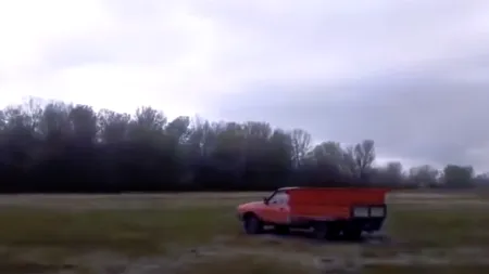 Bărbat urmărit și călcat intenționat cu mașina de un sătean, din răzbunare: Văleu, ce iese aicea! - VIDEO
